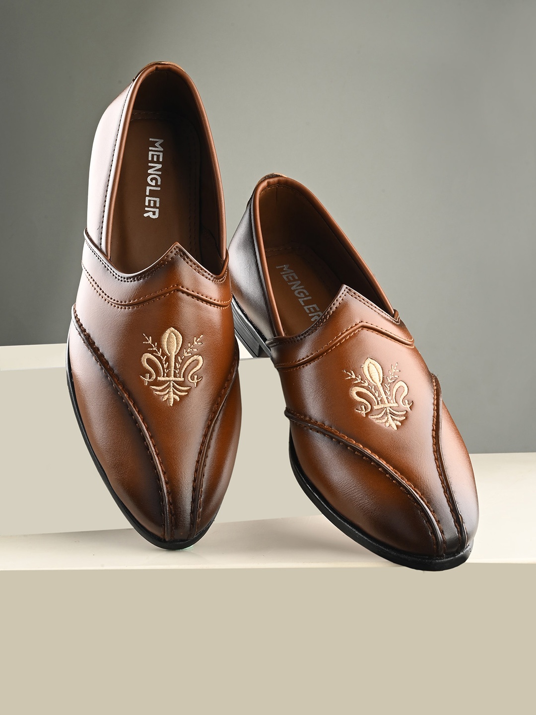 

MENGLER Men Embroidered Mojaris, Tan