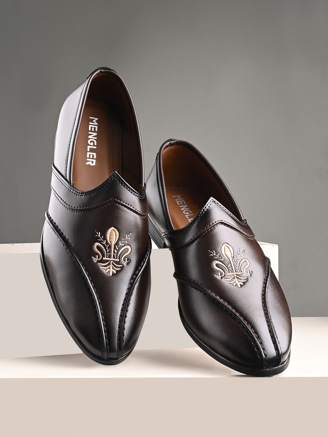 

MENGLER Men Embroidered Mojaris, Brown