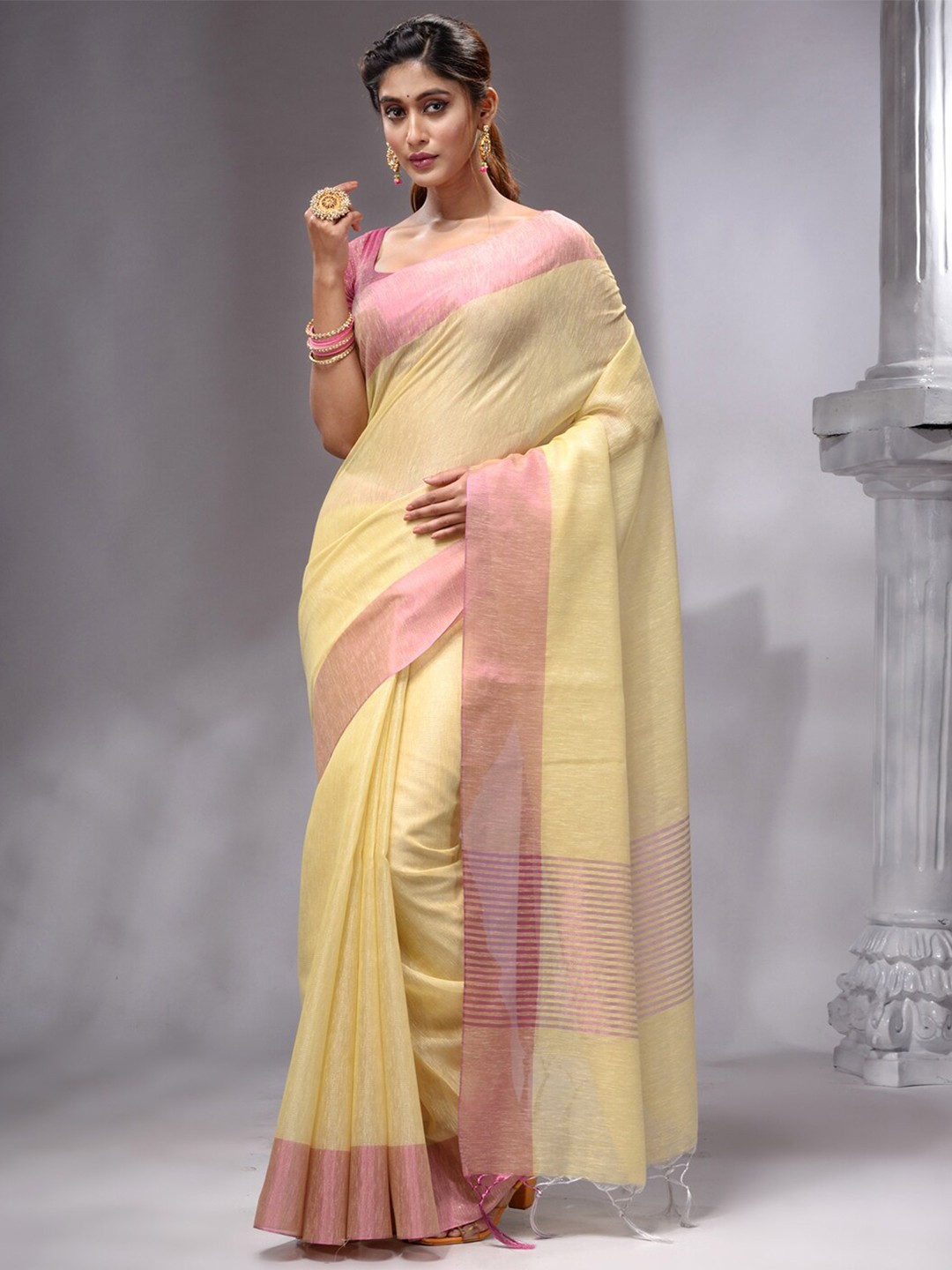 

HOUSE OF BEGUM Tasselled Pure Linen Banarasi Saree, Yellow