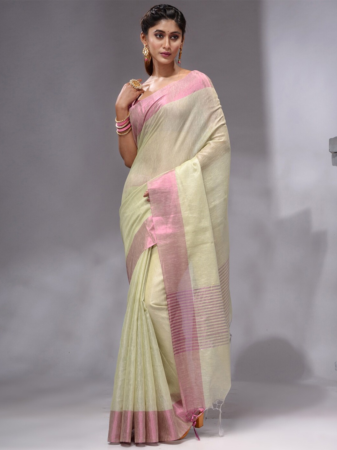 

HOUSE OF BEGUM Tasselled Pure Linen Banarasi Saree, Yellow