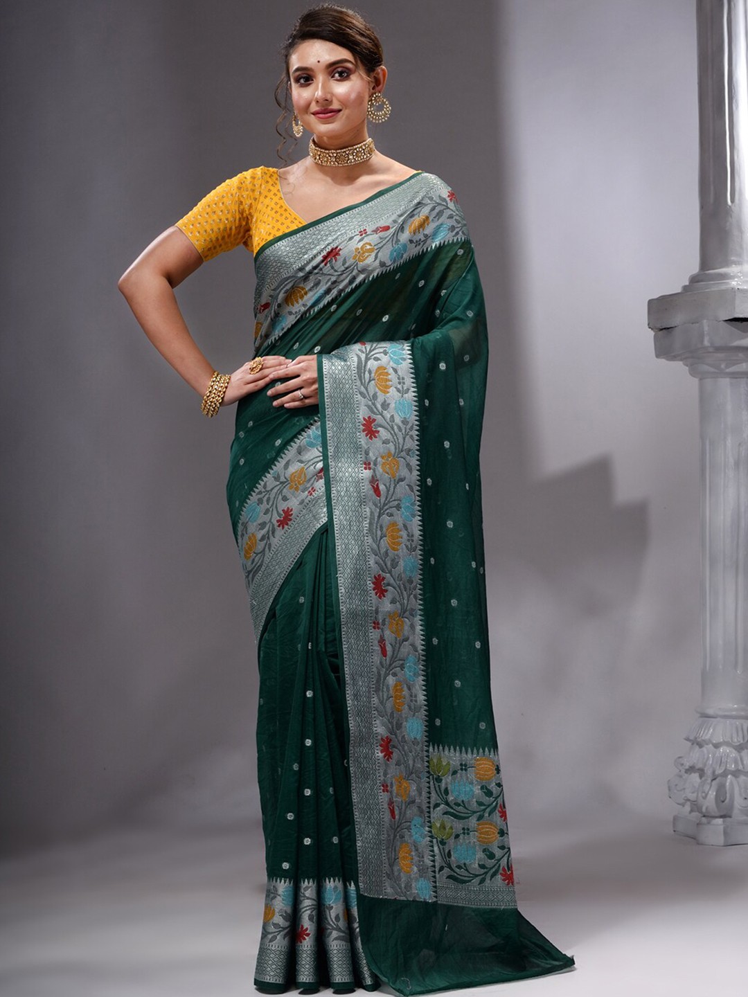 

HOUSE OF BEGUM Floral Woven Design Zari Banarasi Saree, Green
