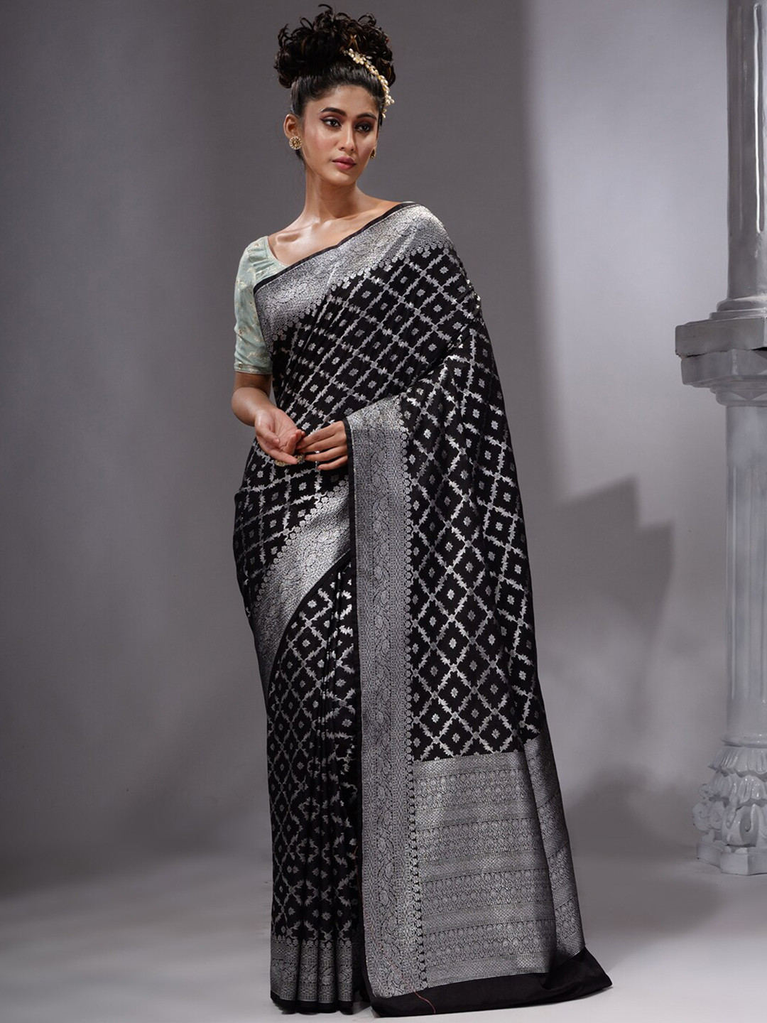 

HOUSE OF BEGUM Ethnic Motifs Woven Design Zari Banarasi Saree, Black