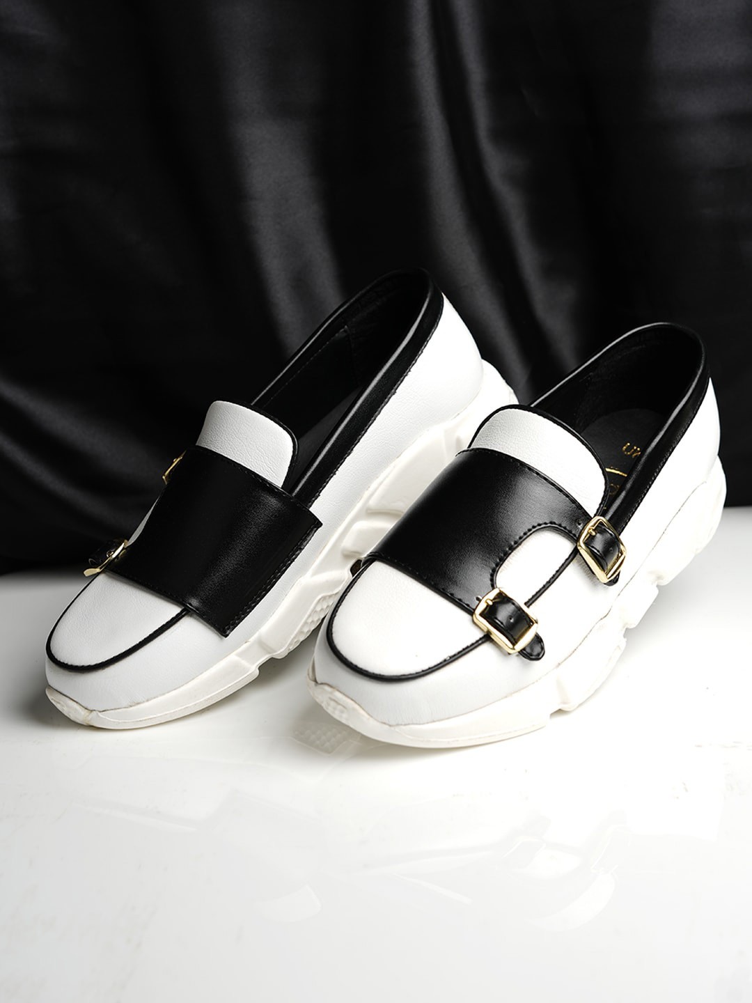 

MONKSTORY Men Colourblocked Loafers, Black