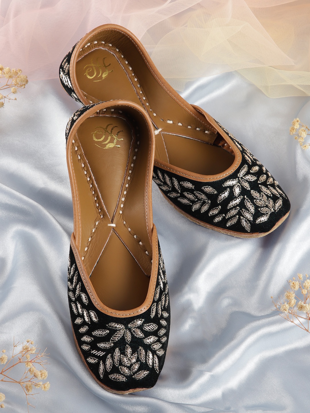 

House of Pataudi Women Embellished Ethnic Mojaris Flats, Green