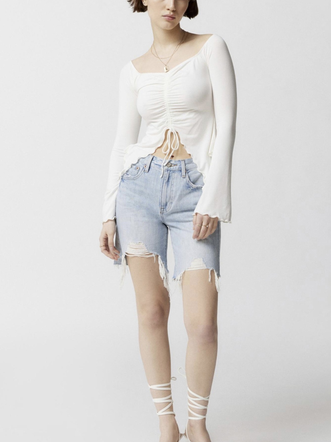 

StyleCast White Sweetheart Neck Ruched Fitted Crop Top