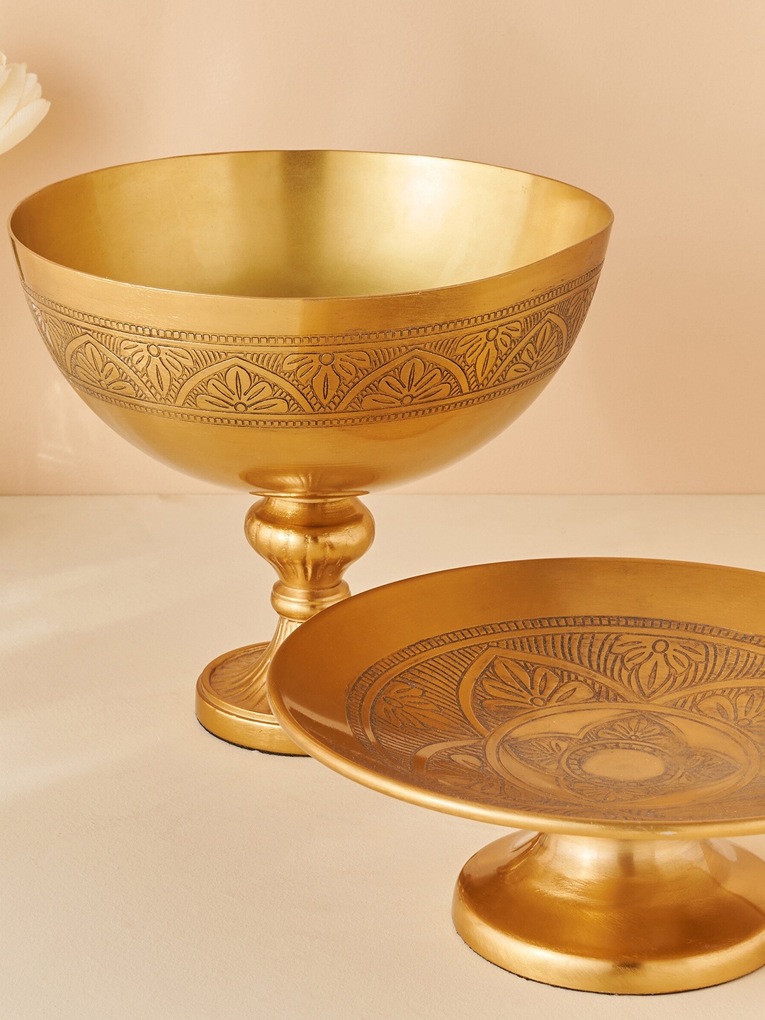

Home Centre Gold-Toned Hoovu Etched Figurine Showpiece