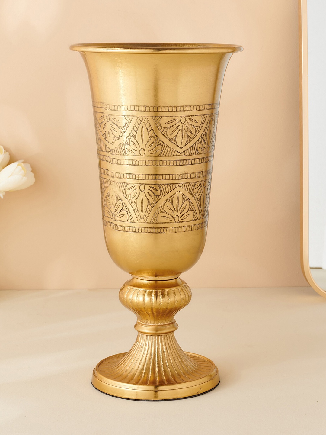 

Home Centre Hoovu Etched Gold Toned Aluminium Vase