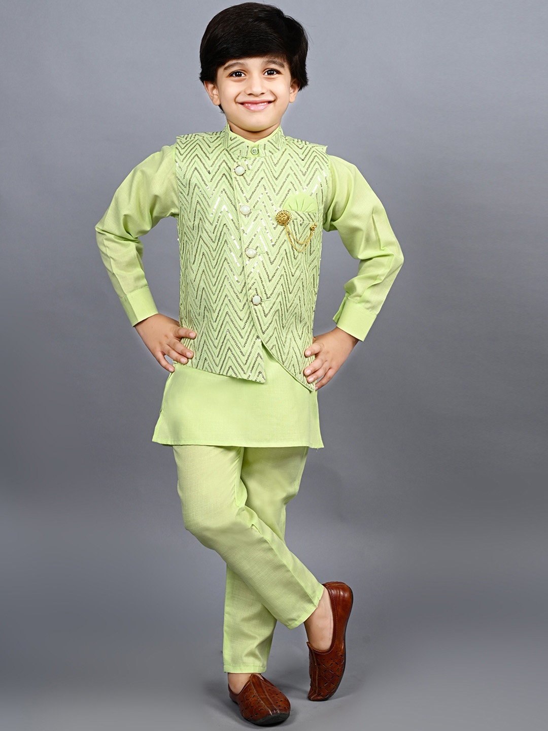 

ahhaaaa Boys Mandarin Collar Kurta With Trousers & Nehru jacket, Green