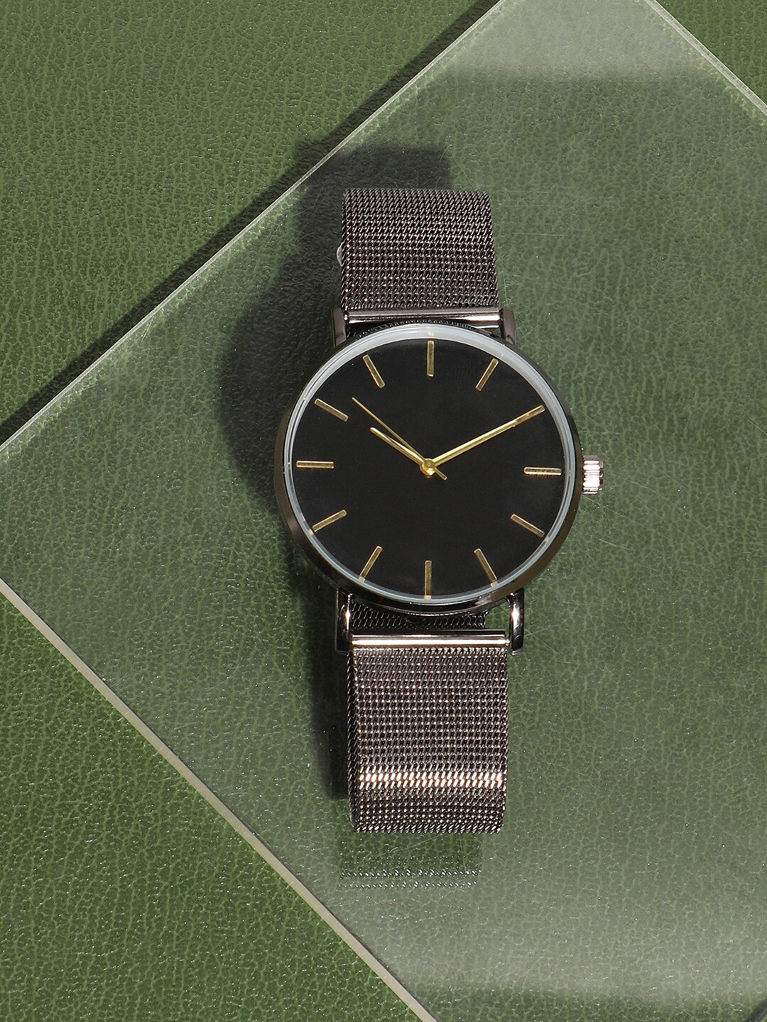 

HAUTE SAUCE by Campus Sutra Women Dial & Stainless Steel Textured Straps Analogue Watch AW23_HSWC1130, Black