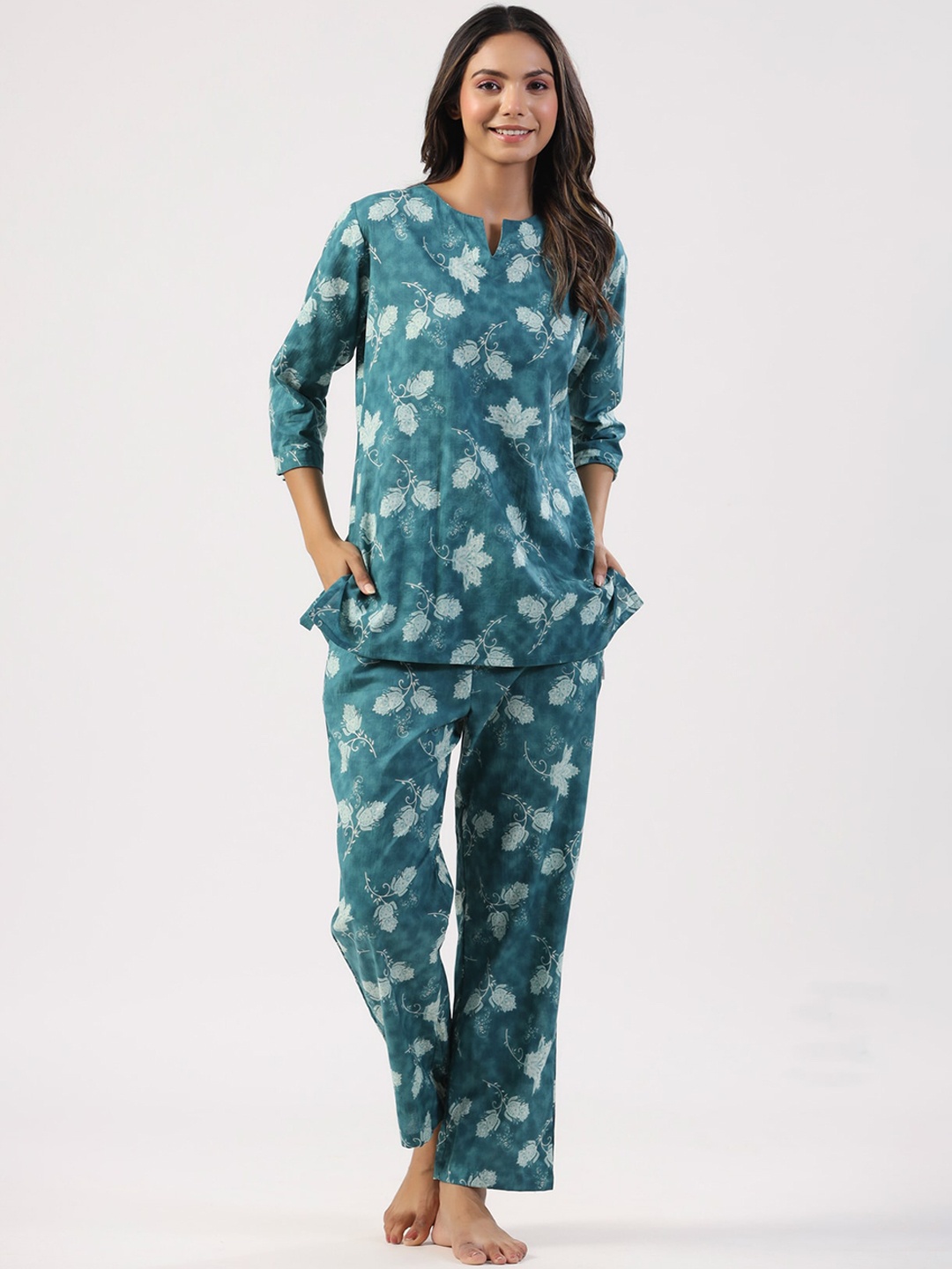 

JISORA Green & White Floral Printed Pure Cotton Night suit