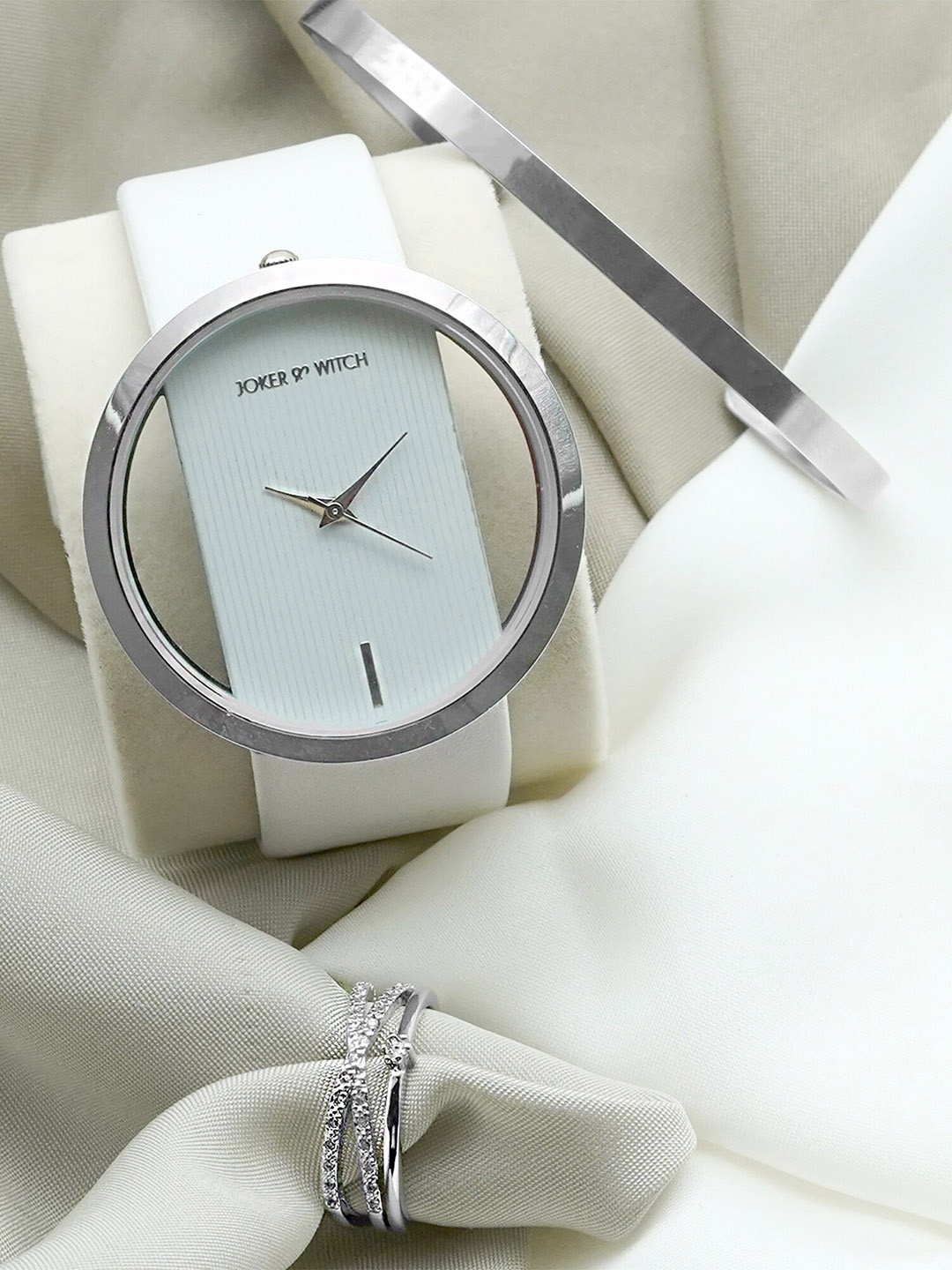 

JOKER & WITCH Women Jimena Love Triangle Watch Gift Set, White