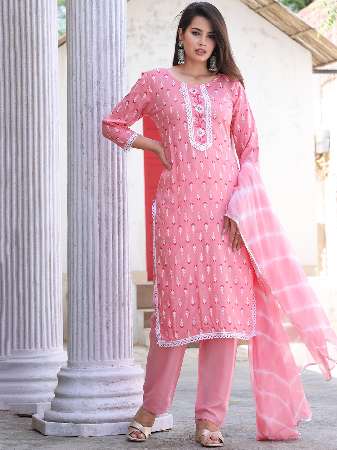 

SINGNI Floral Printed Thread Work Kurta with Trousers & Dupatta, Peach