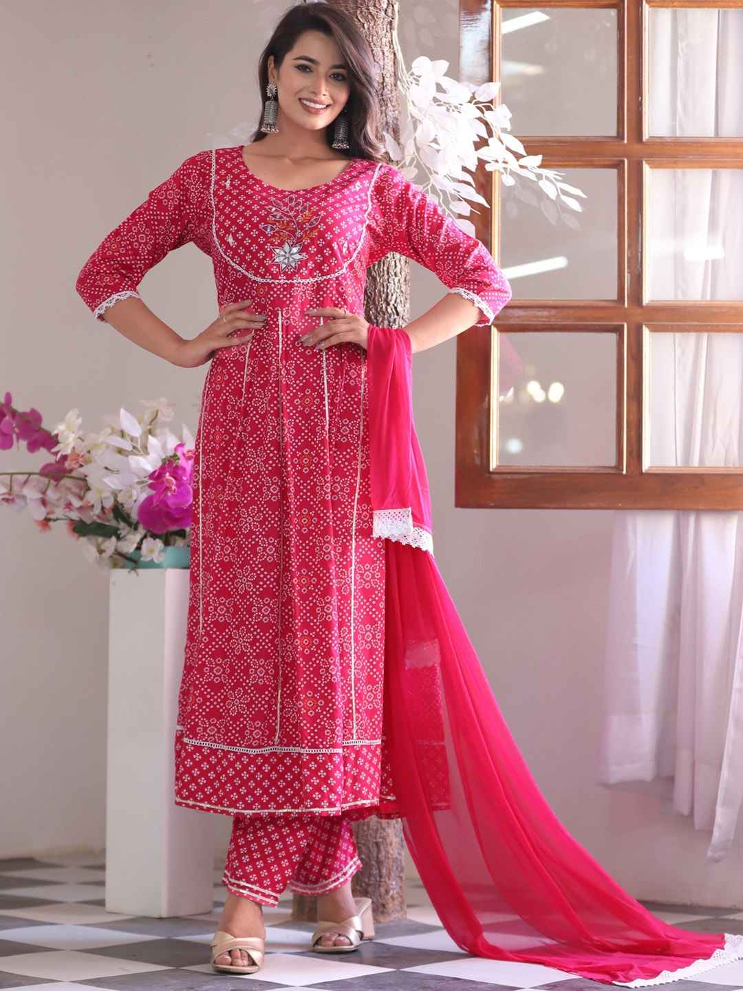 

SINGNI Bandhani Printed Regular Gotta Patti Kurta with Trousers & Dupatta, Pink