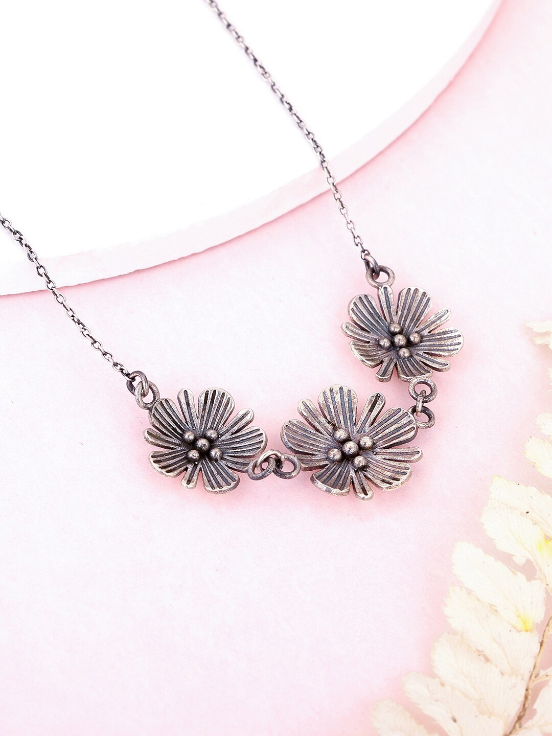 

GIVA 925 Sterling Silver Daffodil Necklace