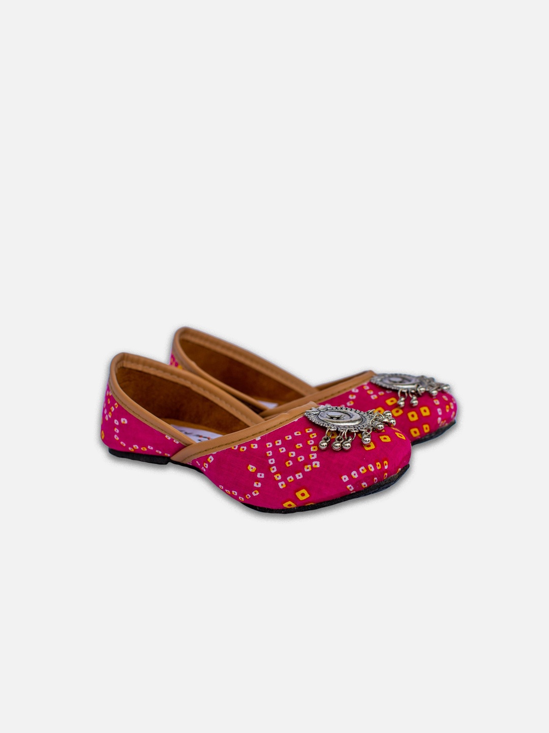 

BownBee Girls Bandhani Printed Embellished Ethnic Mojaris, Pink