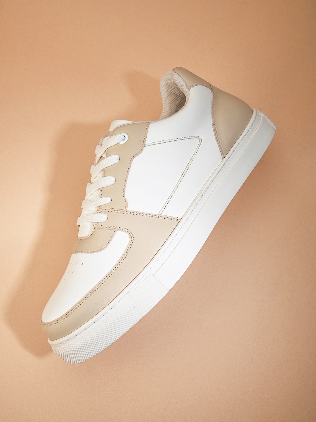 

HRX by Hrithik Roshan Women White & Beige Lightweight Comfort Insole Basics Sneakers