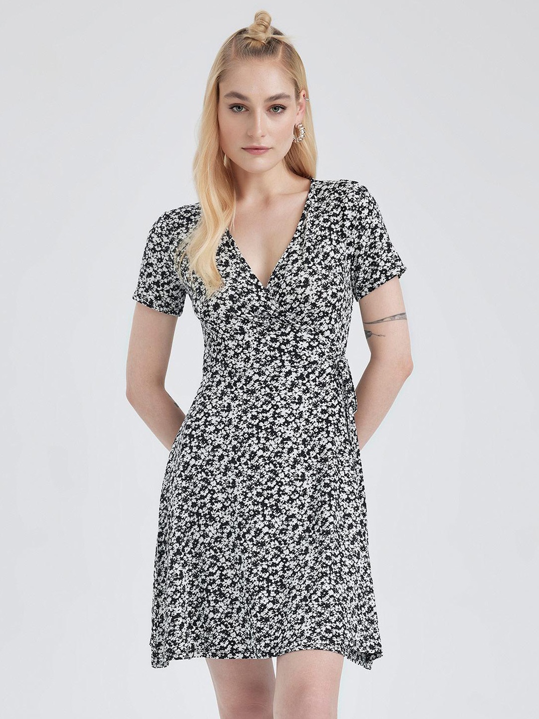 

DeFacto Floral Printed V-Neck Wrap Dress, Black