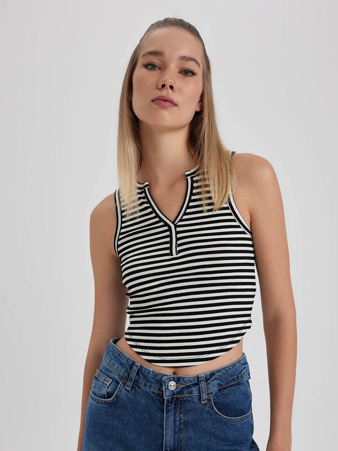 

DeFacto Striped Round Neck Crop Top, White
