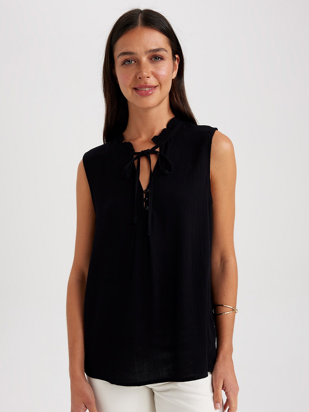

DeFacto Sleeveless Tie-Up Neck Top, Black