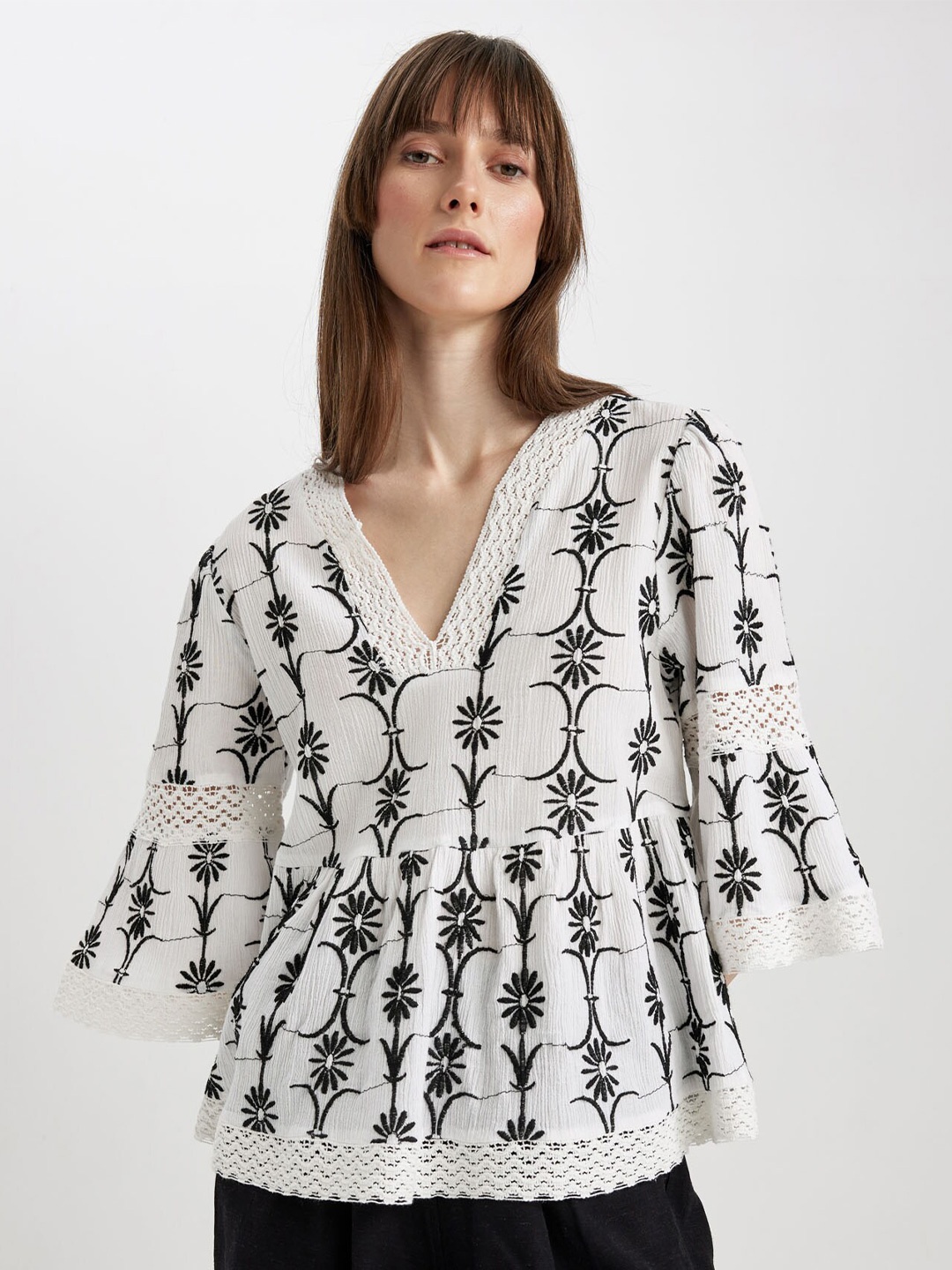 

DeFacto Floral Embroidered Bell Sleeve Pure Cotton A-Line Top, White