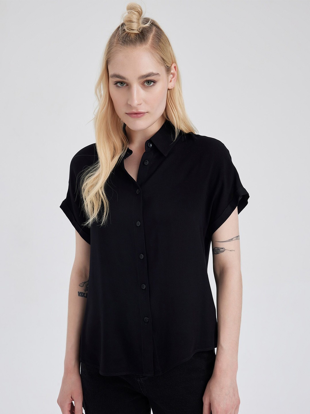 

DeFacto Spread Collar Extended Sleeve Casual Shirt, Black