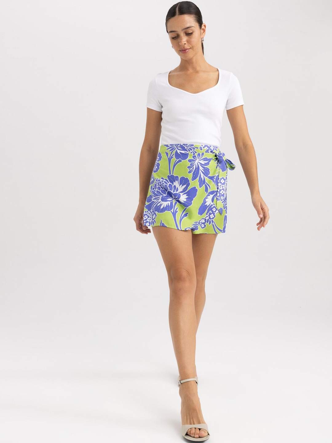 

DeFacto Women Floral Printed High-Rise Skorts, Green