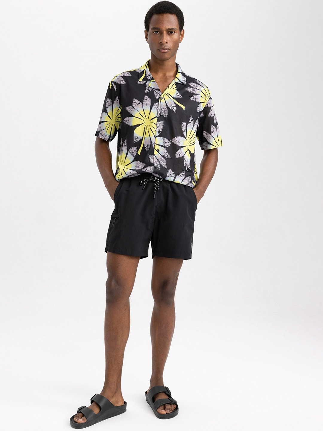 

DeFacto Mid-Rise Regular Shorts, Black