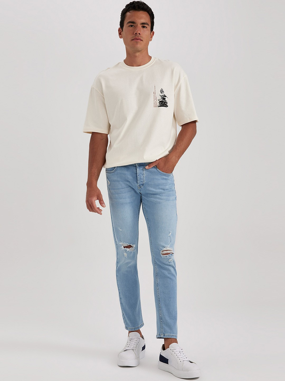 

DeFacto Mid-Rise Mildly Distressed Cotton Jeans, Blue