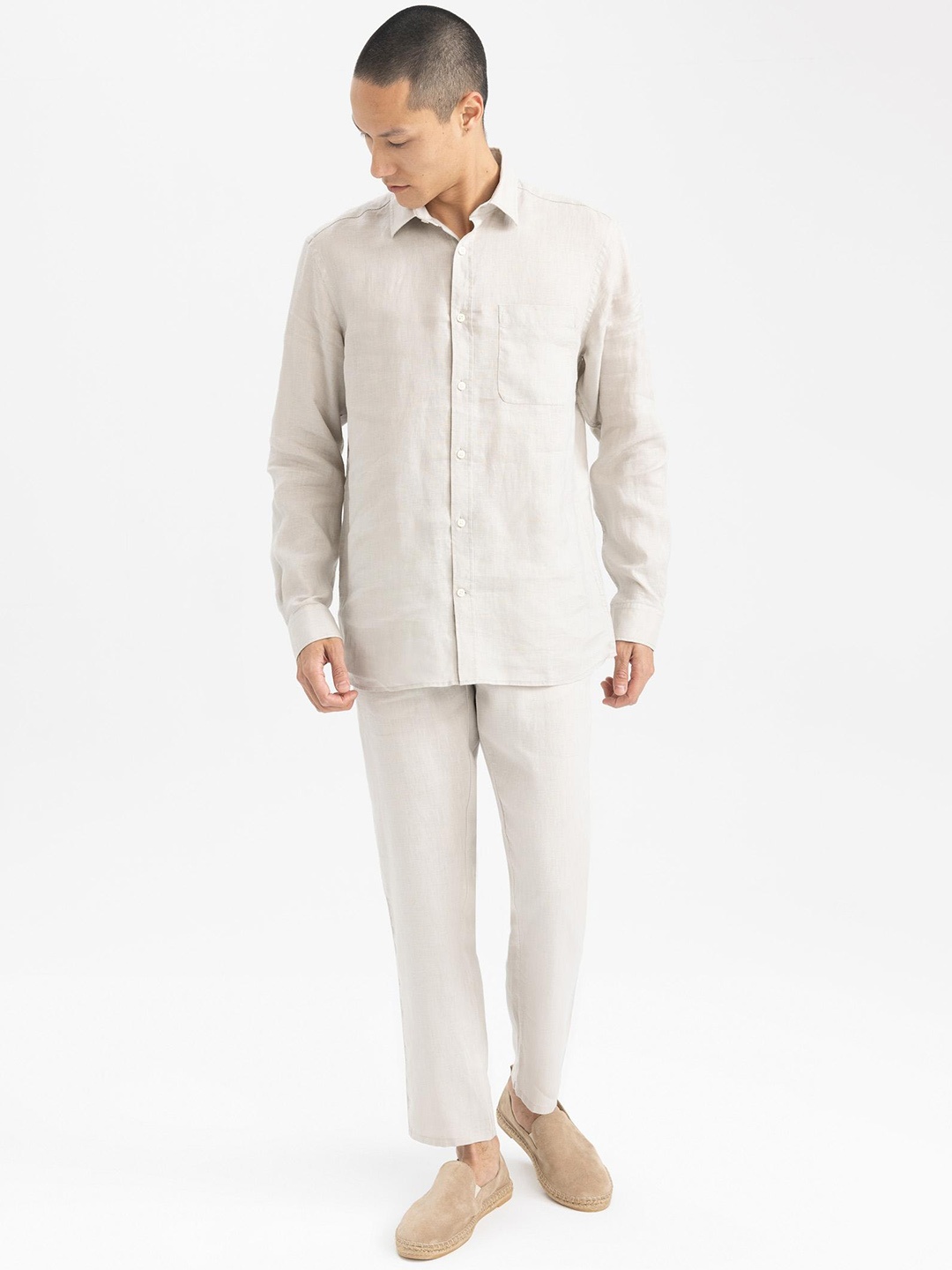 

DeFacto Men Mid-Rise Linen Chinos Trousers, Grey