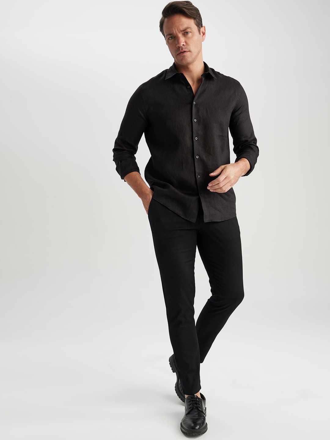 

DeFacto Men Pleated Mid-Rise Regular Trousers, Black