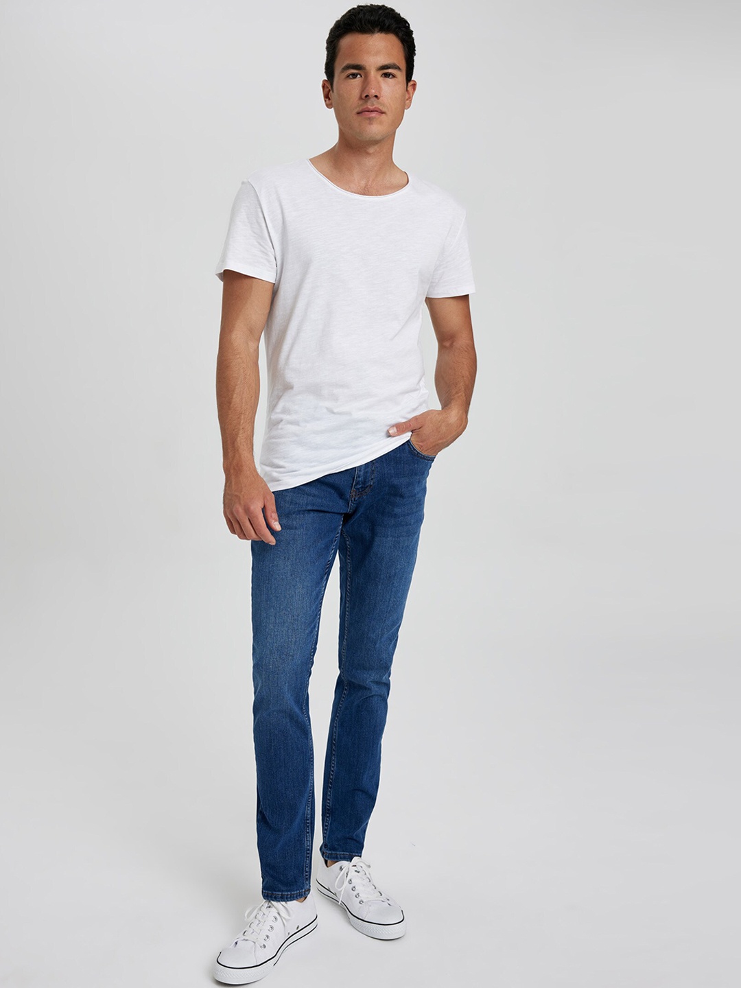 

DeFacto Men Mildly Distressed Mid-Rise Light Fade Jeans, Blue