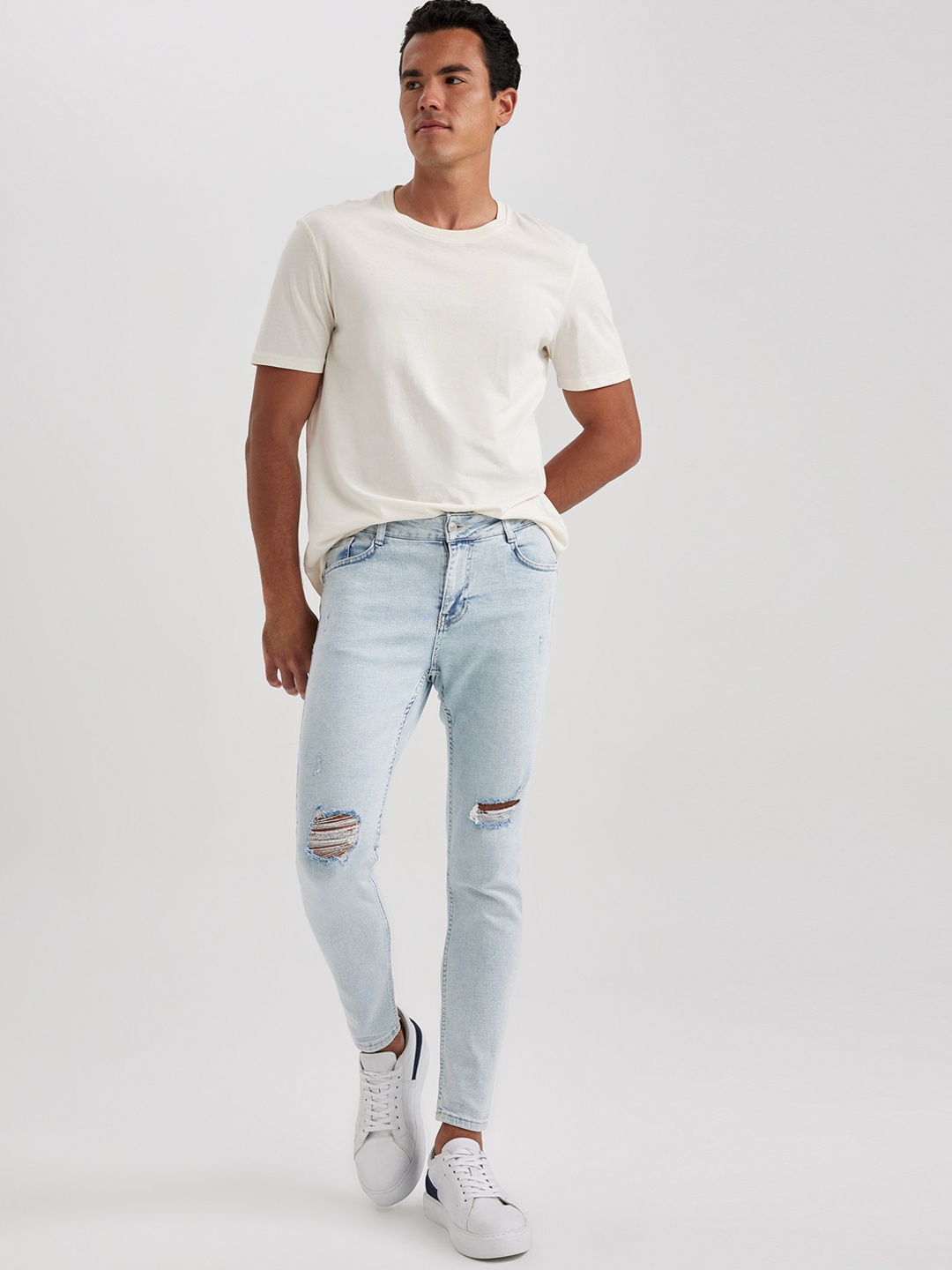 

DeFacto Men Mildly Distressed Heavy Fade Mid-Rise Stretchable Jeans, Blue