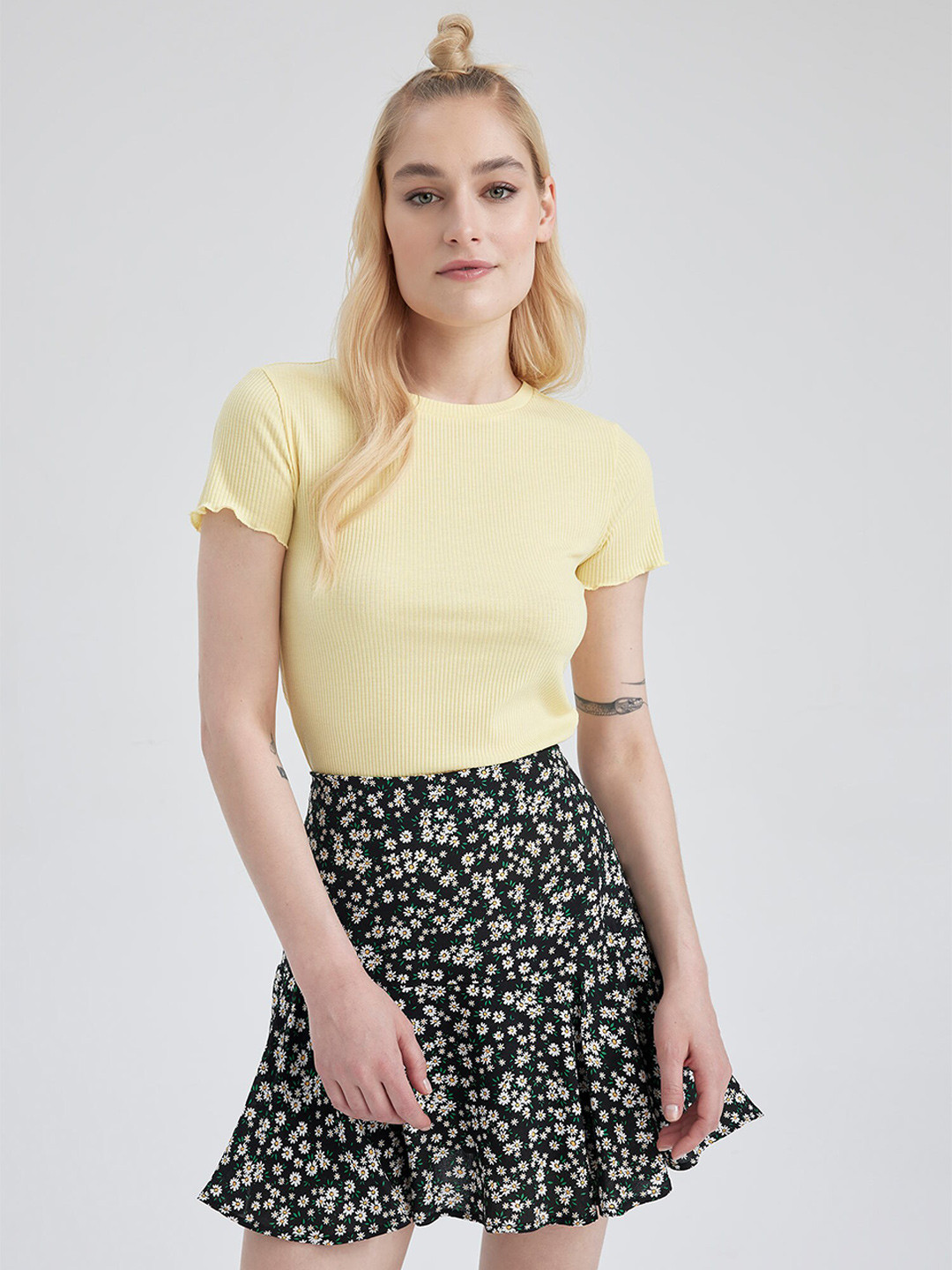 

DeFacto Round Neck Short Sleeves Casual T-shirt, Yellow