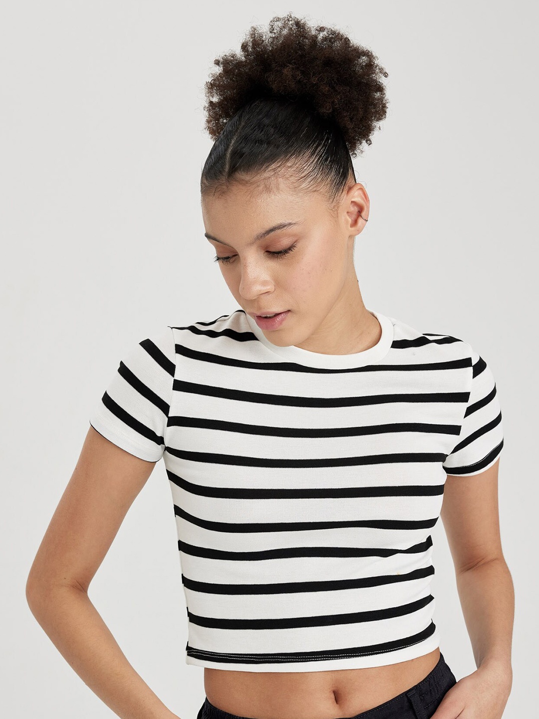 

DeFacto Striped Monochrome Crop T-shirt, White