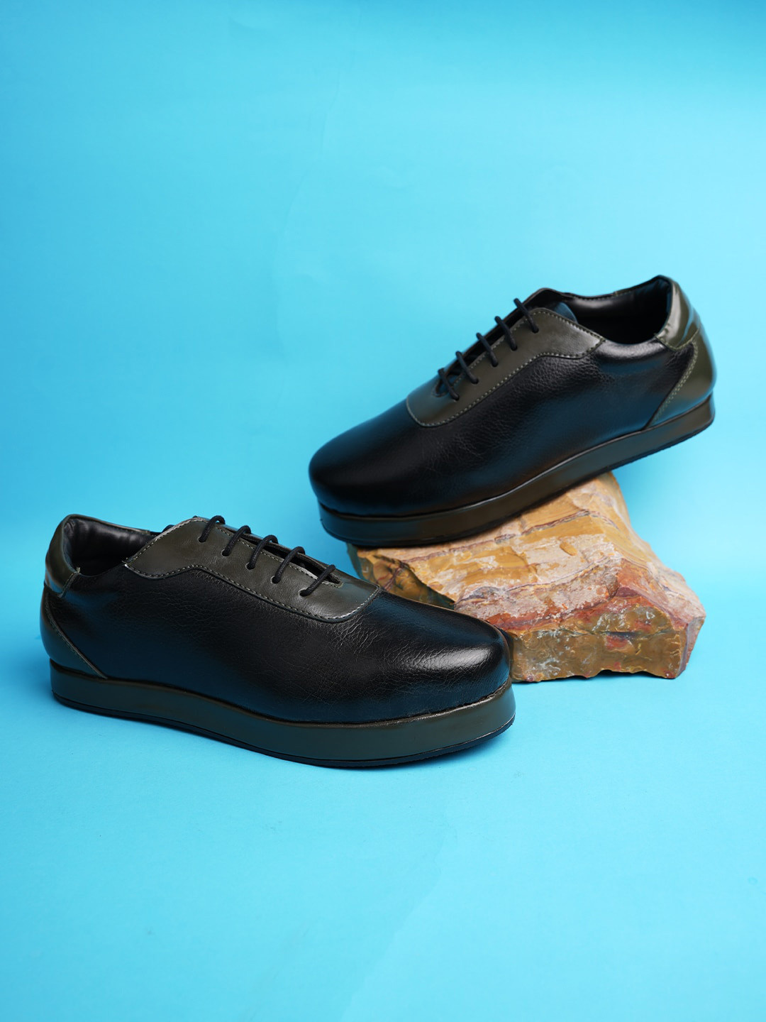 

MONKSTORY Men Black Colourblocked PU Oxfords
