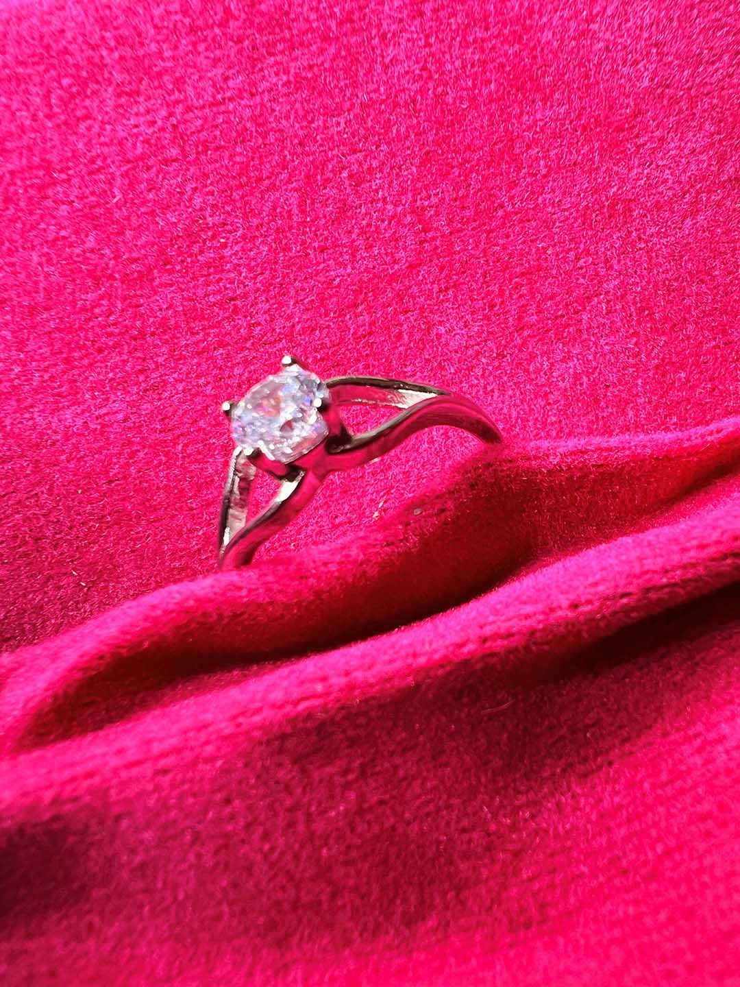 

Arte Jewels 925 Sterling Silver CZ Studded Solitaire Finger Ring