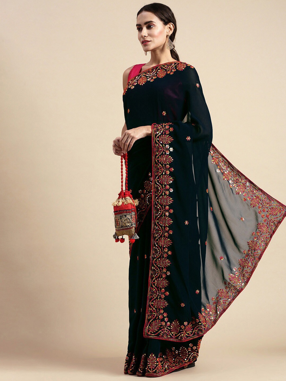 

VAIRAGEE Floral Embroidered Saree, Black