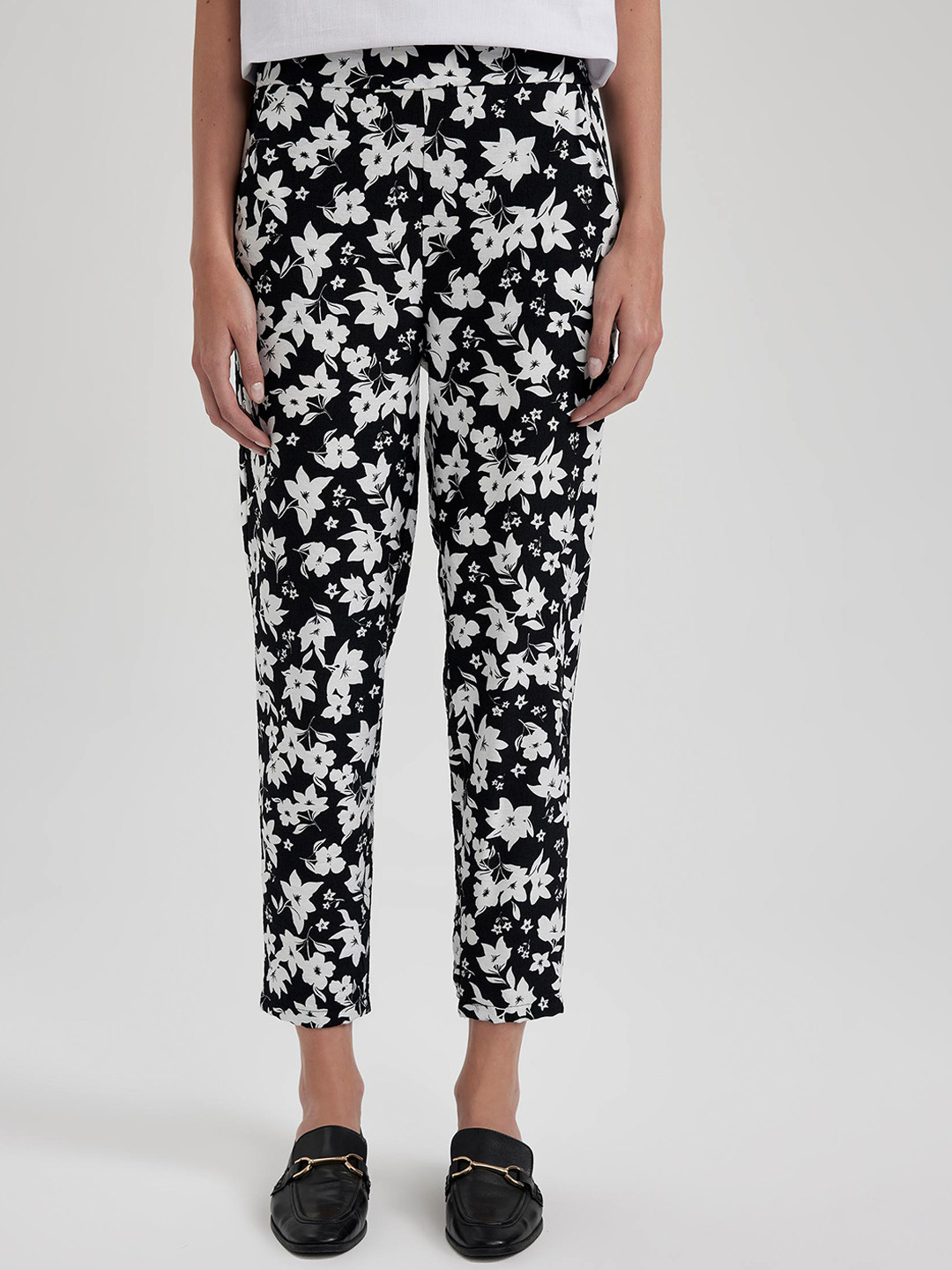 

DeFacto Women Floral Printed Smart Trousers, Black