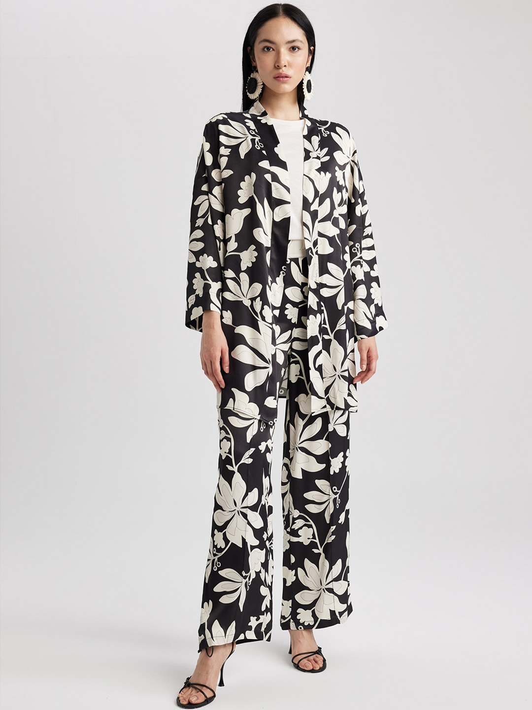 

DeFacto Floral Printed Mid-Rise Plain Parallel Trousers, Black