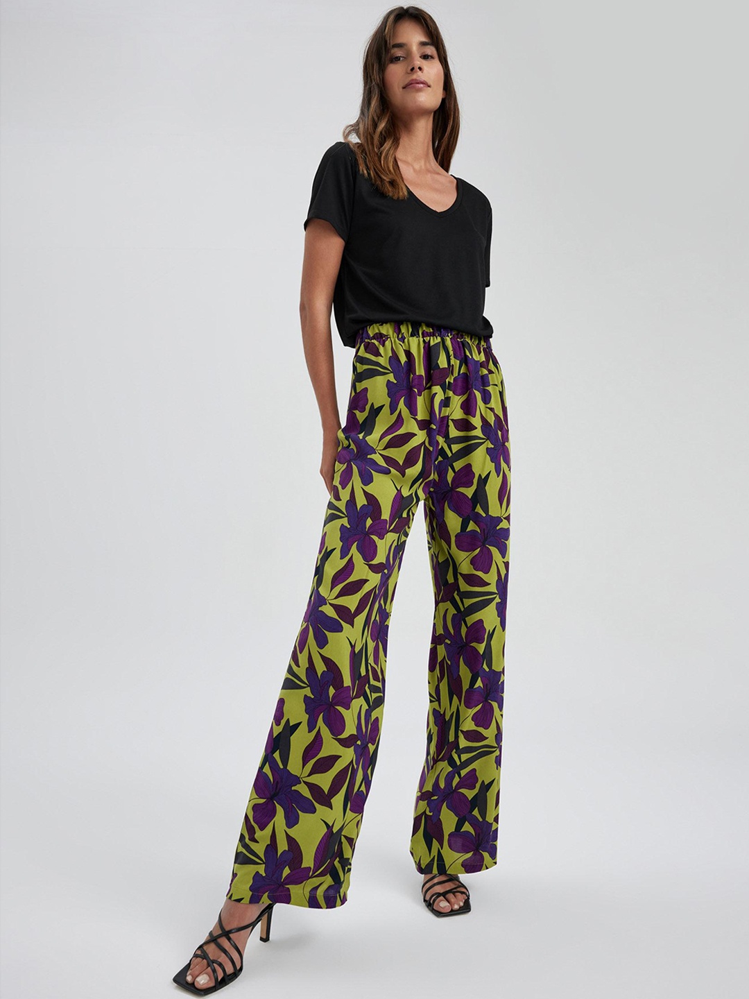 

DeFacto Women Floral Printed Mid Rise Parallel Trousers, Olive