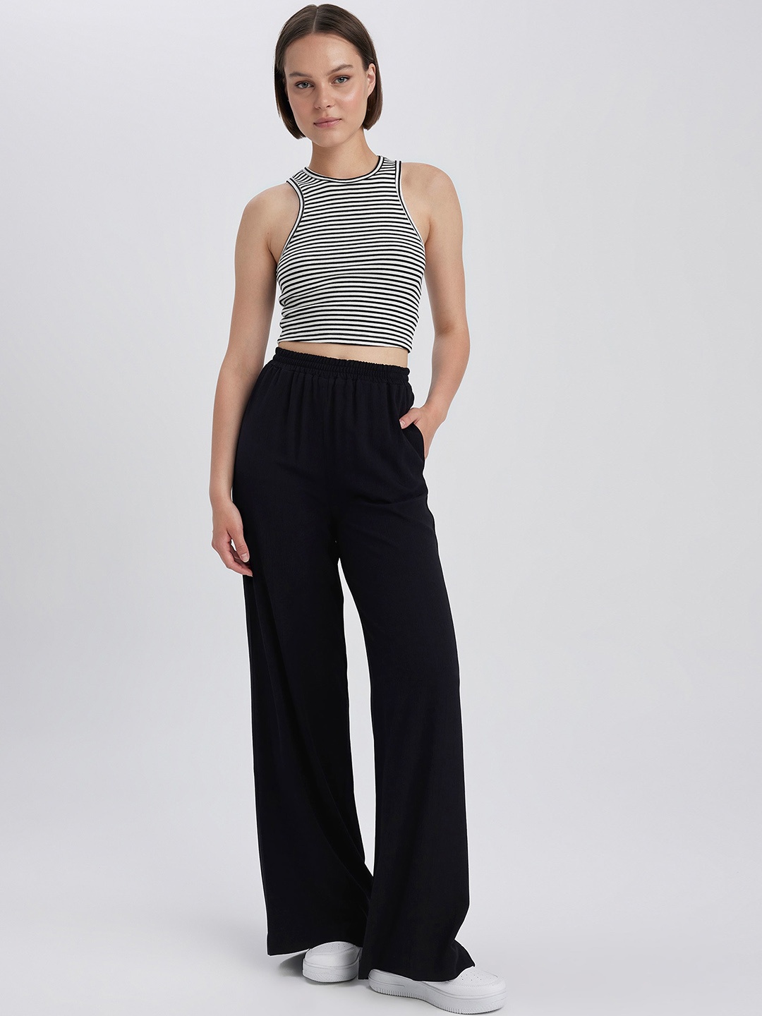 

DeFacto Women Mid Rise Trousers, Black