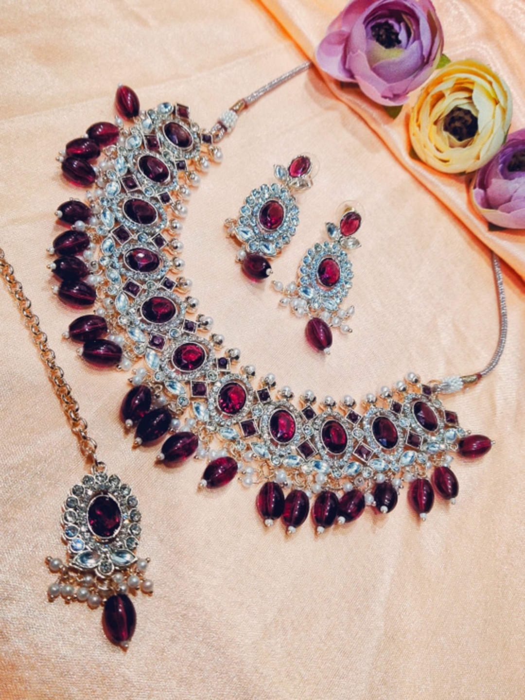 

FEMMIBELLA Gold-Plated Stone Studded & Beaded Jewellery Set