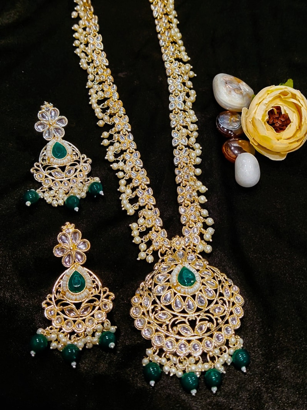

FEMMIBELLA Gold-Plated Kundan Studded & Beaded Jewellery Set