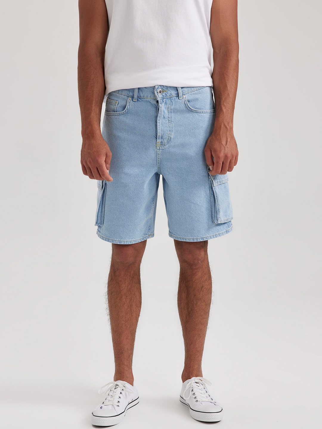 

DeFacto Men Mid-Rise Loose Fit Denim Shorts, Blue