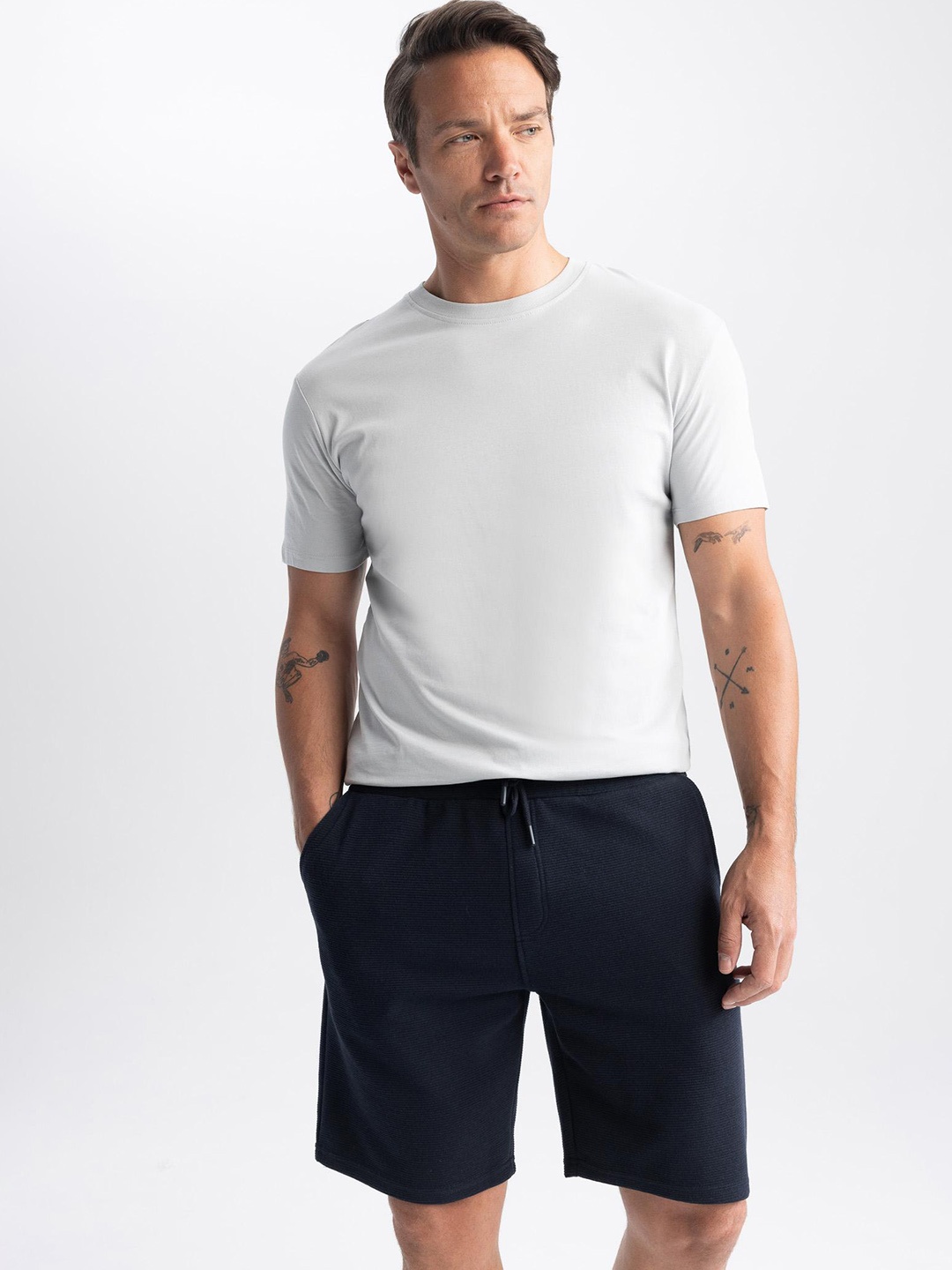 

DeFacto Men Mid-Rise Regular Shorts, Black