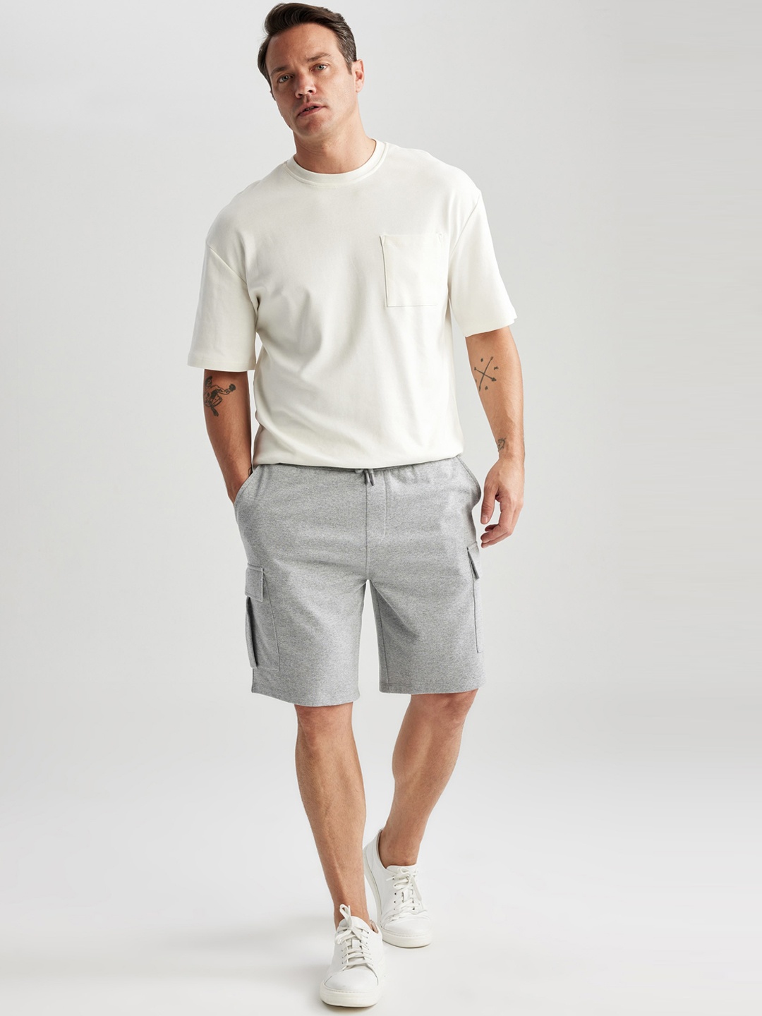 

DeFacto Men Mid-Rise Cargo Shorts, Grey melange