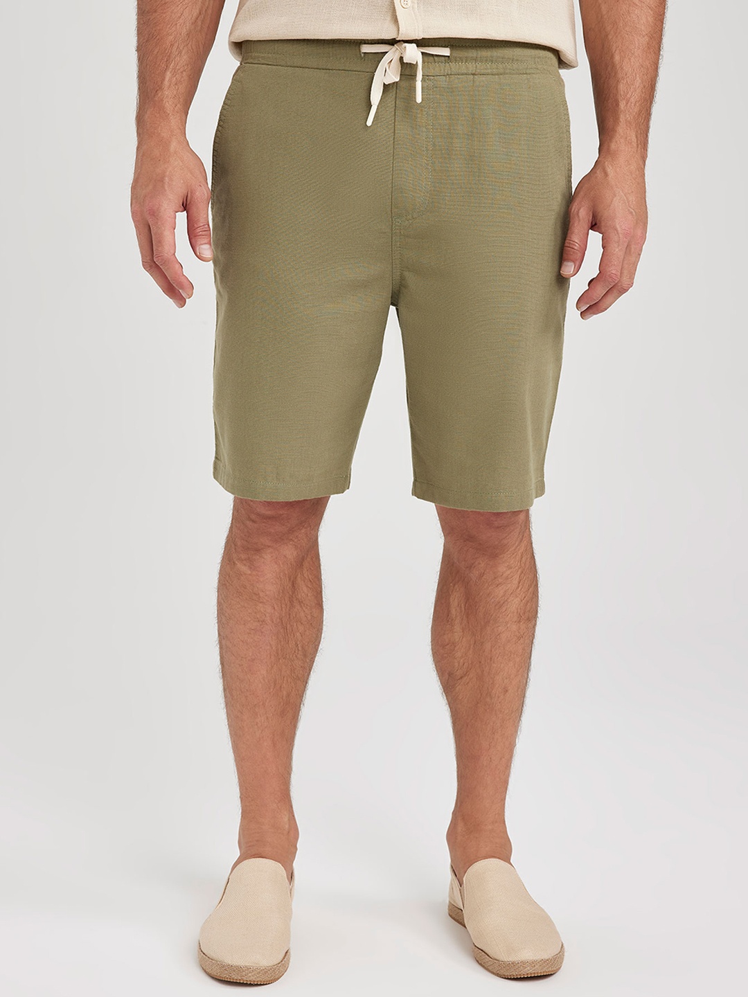 

DeFacto Men Mid-Rise Pure Cotton Chino Shorts, Green