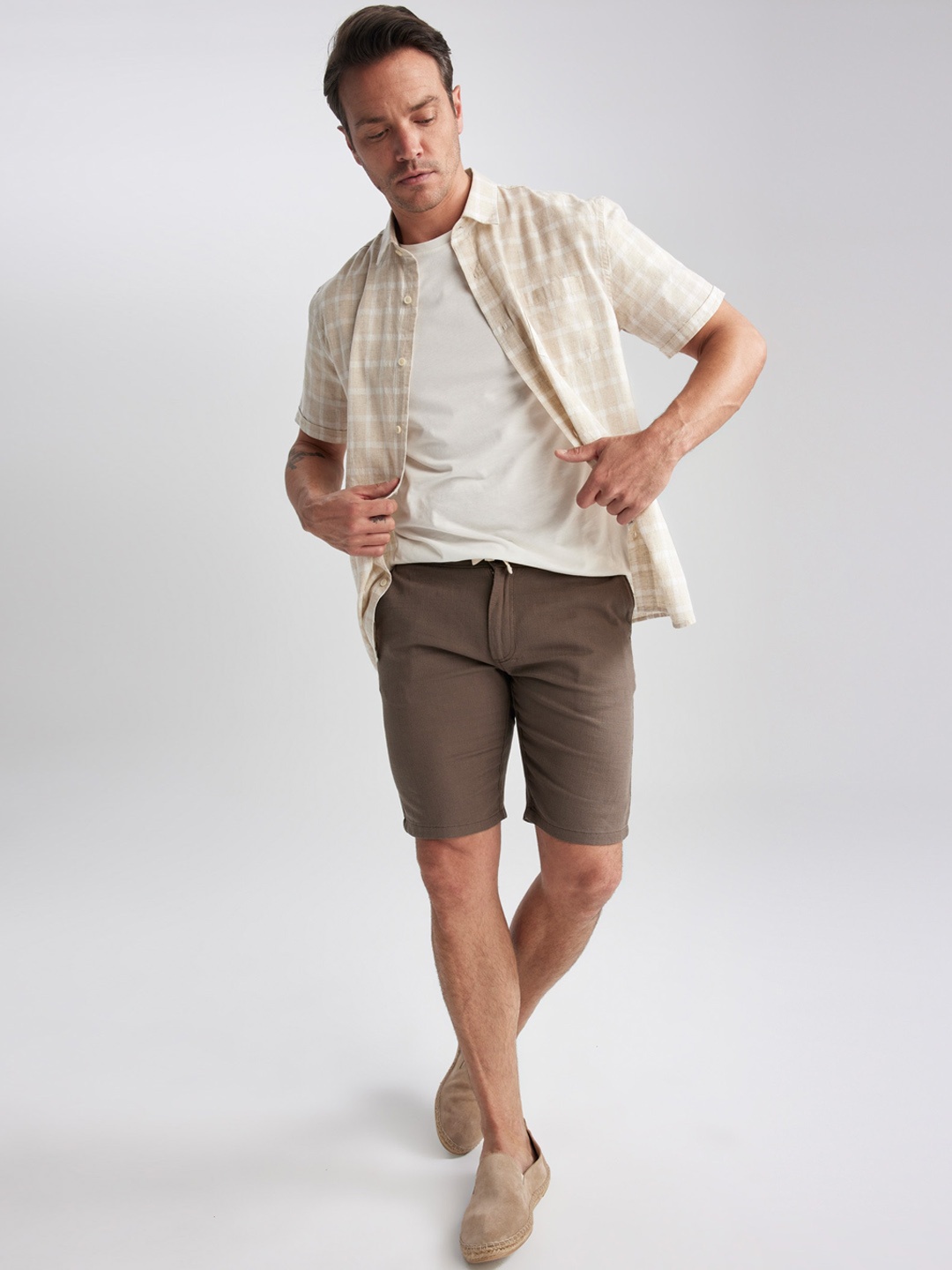 

DeFacto Men Mid-Rise Pure Cotton Shorts, Brown