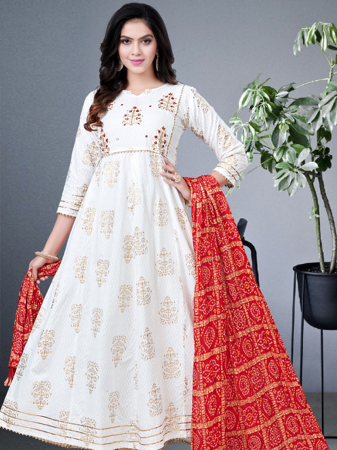 

Angroop Women White Floral Printed Flared Sleeves Thread Work Anarkali Kurta