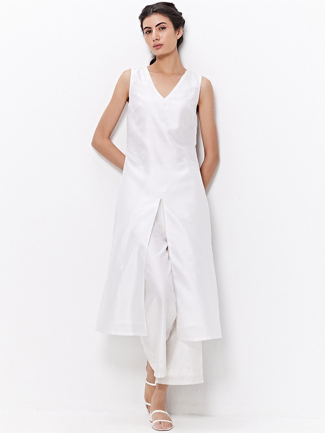

Ancestry Floral Embroidered Chikankari Chanderi Silk A-Line Kurta, White